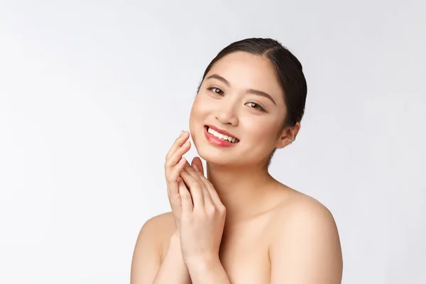 Bella donna asiatica trucco di cosmetici, mano ragazza toccare guancia e sorriso, viso di bellezza perfetto con il benessere isolato su sfondo bianco . — Foto Stock