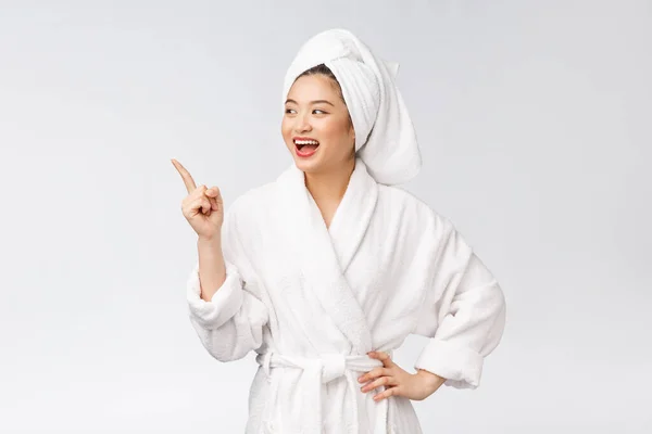 Retrato de belleza de mujer joven mostrando y señalando el dedo al espacio de copia vacío, belleza asiática en albornoz . —  Fotos de Stock