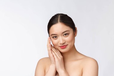 Güzel Asyalı kadın makyaj malzemesi, el, yanak ve gülümseme, güzel yüz, beyaz arka planda izole edilmiş sağlıkla mükemmel..