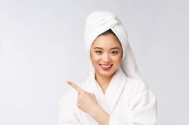 Çekici, genç ve güzel bir kadın işaret ediyor. Çekici güzel kız sürpriz, mutluluk ve aşk alır bir ürün, marka, hizmet.