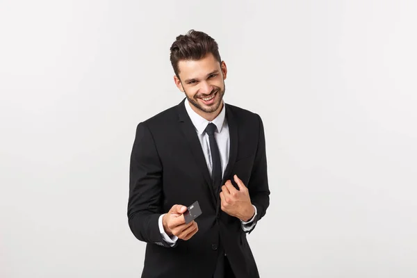 Überrascht, sprachlos und beeindruckt gutaussehende kaukasische Geschäftsmann im klassischen Anzug zeigt Kreditkarte, sagen wow, stehen weißen Hintergrund erstaunt — Stockfoto