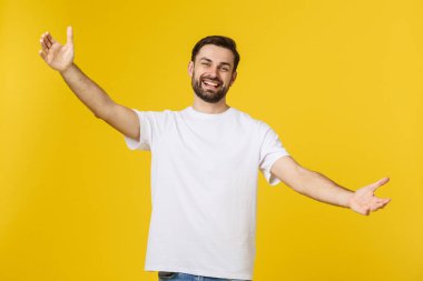 Genç yakışıklı havalı adam kamera için bir sarılmak veren emin hissediyor.