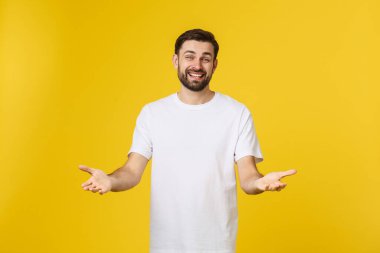 Genç yakışıklı havalı adam kamera için bir sarılmak veren emin hissediyor.