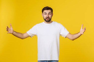 Genç yakışıklı havalı adam kamera için bir sarılmak veren emin hissediyor.