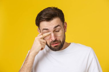 Depresyondan muzdarip yakışıklı genç adamın portresi. Perişan, melankolik ve üzgün görünüyor..