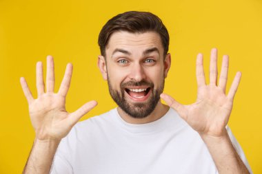 Merhaba, merhaba. Küçük sakallı, beyaz gömlekli, mutlu kahverengi saçlı bir adamın portresi. Kameraya el sallıyor, dişlek bir gülümsemeyle karşılıyor..