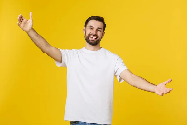 Joven guapo fresco hombre se siente seguro de dar un abrazo a la cámara . — Foto de Stock