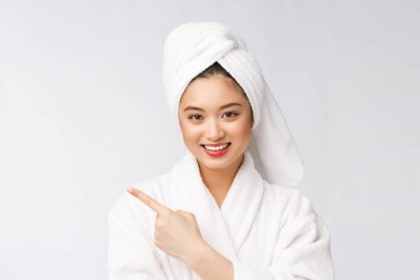 Çekici, genç ve güzel bir kadın işaret ediyor. Çekici güzel kız sürpriz, mutluluk ve aşk alır bir ürün, marka, hizmet.