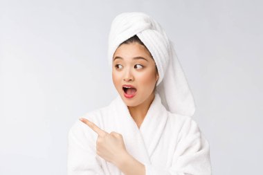 Çekici, genç ve güzel bir kadın işaret ediyor. Çekici güzel kız sürpriz, mutluluk ve aşk alır bir ürün, marka, hizmet.