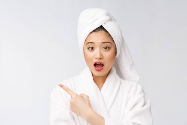 Çekici, genç ve güzel bir kadın işaret ediyor. Çekici güzel kız sürpriz, mutluluk ve aşk alır bir ürün, marka, hizmet.