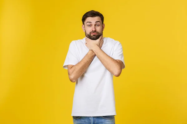 Bezorgde jongeman geïsoleerd op gele muur — Stockfoto