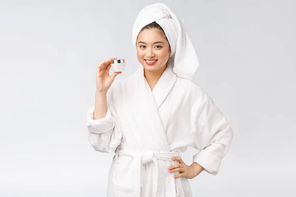 Szépség fogalma. Ázsiai szép nő, tökéletes bőr gazdaság kozmetikai üveg. — Stock Fotó