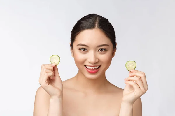 天然自制新鲜黄瓜面部眼垫面膜。亚洲妇女拿着黄瓜垫和微笑放松与天然自制 — 图库照片