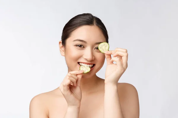 天然自制新鲜黄瓜面部眼垫面膜。亚洲妇女拿着黄瓜垫和微笑放松与天然自制 — 图库照片
