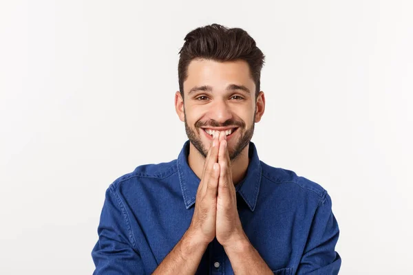 Happy Bearded man in shirt die bidden gebaar tonen en kijken omhoog. Geïsoleerde grijze achtergrond. — Stockfoto