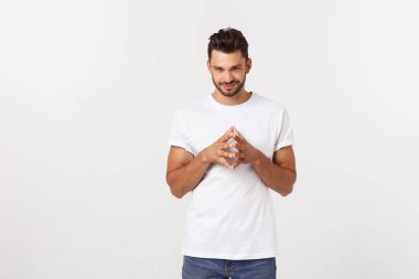 Kollarını kavuşturup gülen mutlu üniversite öğrencisinin sıradan portresi.