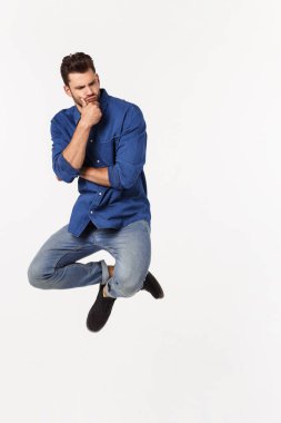 Beyaz arka plana atlayan çekici bir atletik iş adamı.