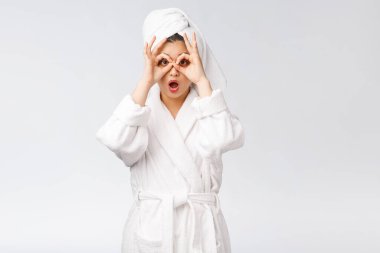 Genç ve gülümseyen kadını yakından çek. Gözlerine jest yap, beyaz arka planda izole ol.