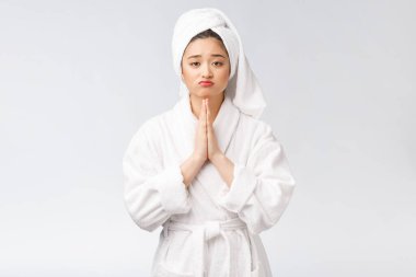 Güzel kadınlar el ele tutuşup dua ederek cilt sağlığıyla ilgilenirler. Beyaz arka planda güzel bir kız.