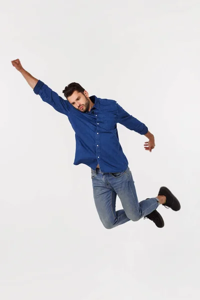 Um atraente homem de negócios atlético pulando contra fundo branco — Fotografia de Stock