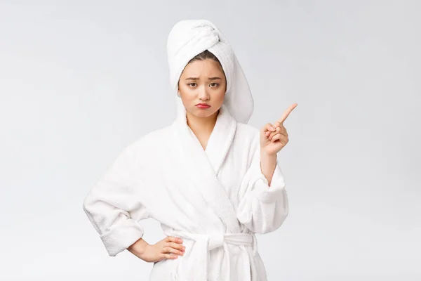 年轻女子的美丽画像，用手指指向空旷的复制空间，穿着浴衣的亚洲美人. — 图库照片