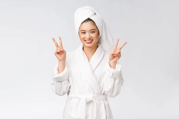 Mooie Aziatische vrouw met vredesteken of twee vingers met een vrolijk gevoel. Geïsoleerd over witte achtergrond. — Stockfoto