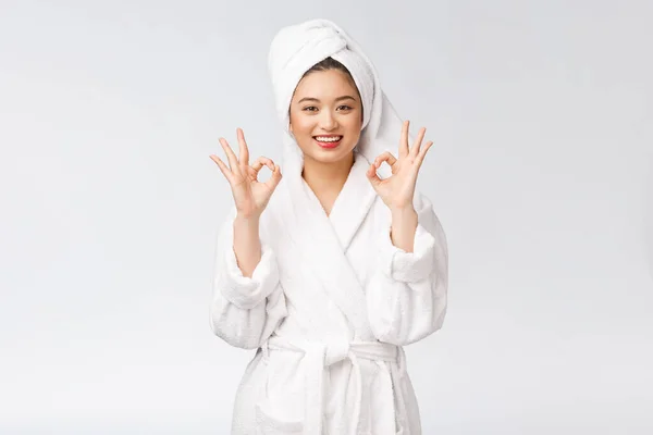 Aziatische vrouw ok gebaar van de schoonheid voor goed gezichts product. geïsoleerd op een witte achtergrond. Beauty en fashion concept. — Stockfoto