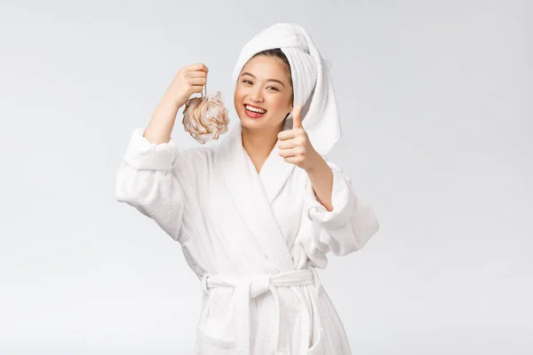 Mujer asiática siendo feliz con la ducha. Concepto de estudio —  Fotos de Stock