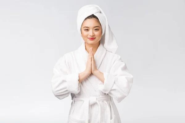Mooie vrouwen zorgen voor de gezondheid van de huid hand vasthouden bidden. mooi meisje op witte achtergrond. — Stockfoto