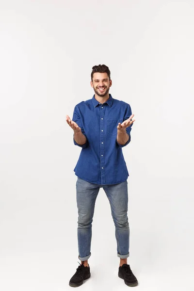 Bonitão encantador. Bonito jovem em desgaste casual enquanto estava isolado no fundo branco — Fotografia de Stock