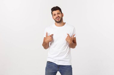Hayal kırıklığına uğramış sakallı, beyaz arka planda tişörtlü bir gencin yakın portresi..