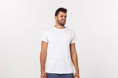 Hayal kırıklığına uğramış sakallı, beyaz arka planda tişörtlü bir gencin yakın portresi..