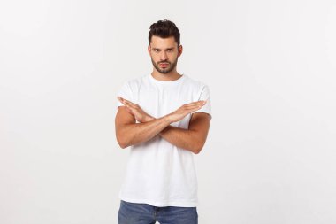 Hayal kırıklığına uğramış sakallı, beyaz arka planda tişörtlü bir gencin yakın portresi..