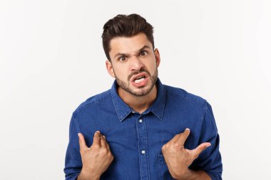 Genç ofis çalışanı üzerinde beyaz izole stres çığlık tarafından mad.