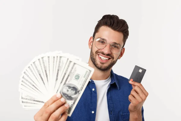 Портрет бородатого мужчины, держащего кредитку и показывающего деньги на белом фоне — стоковое фото