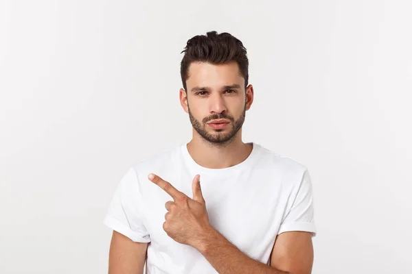 Close-up portret van teleurgesteld gestrest baard jongeman in shirt over witte achtergrond. — Stockfoto