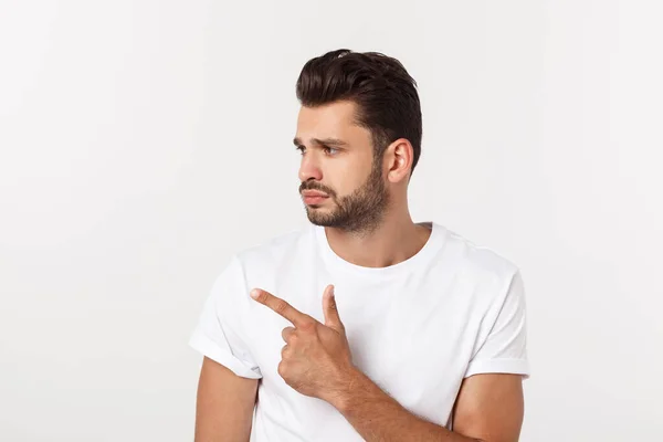 Primer plano retrato de decepcionado joven barbudo estresado en camisa sobre fondo blanco . —  Fotos de Stock