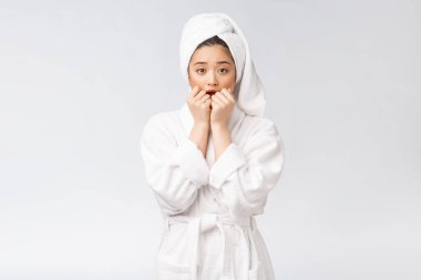 Spa derili güzel Asyalı kadın duş tedavisinden sonra saçlarını havluyla kurutuyor. Güzel çok ırklı genç kız yumuşak tene dokunuyor.