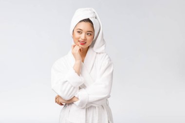 Spa derili güzel Asyalı kadın duş tedavisinden sonra saçlarını havluyla kurutuyor. Güzel çok ırklı genç kız yumuşak tene dokunuyor.