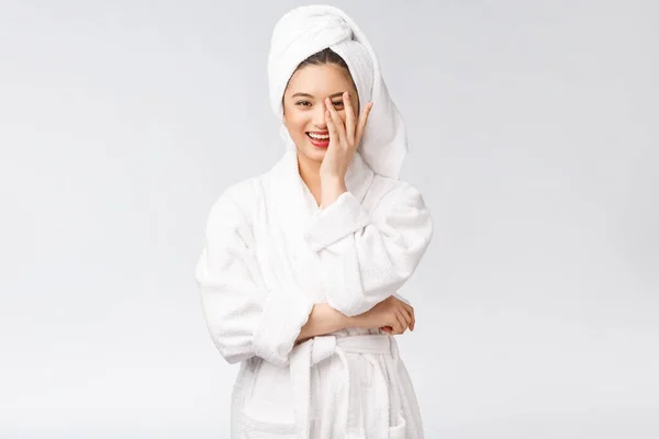 Spa huidverzorging schoonheid Aziatische vrouw drogen haar met handdoek op het hoofd na douchebehandeling. mooi multiraciaal jong meisje aanraken zachte huid — Stockfoto