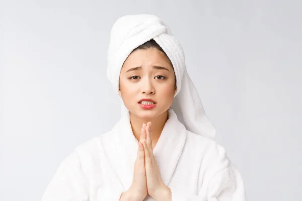 Belle donne si prendono cura della salute della pelle tenendo la mano pregando. Bella ragazza su sfondo bianco . — Foto Stock