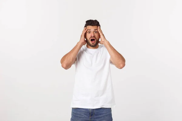 Gros plan portrait de jeune homme barbu stressé déçu en chemise sur fond blanc . — Photo