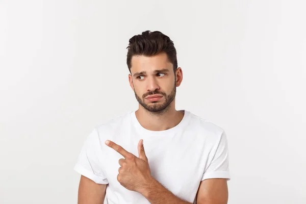 Close-up portret van teleurgesteld gestrest baard jongeman in shirt over witte achtergrond. — Stockfoto