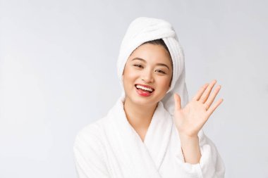 Spa derili güzel Asyalı kadın duş tedavisinden sonra saçlarını havluyla kurutuyor. Güzel çok ırklı genç kız yumuşak tene dokunuyor.
