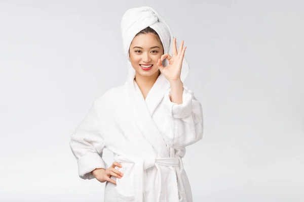 Ομορφιά Ασιατικές γυναίκα εντάξει χειρονομία για καλό προϊόν προσώπου. απομονωμένα σε λευκό φόντο. έννοια της ομορφιάς και μόδας. — Φωτογραφία Αρχείου