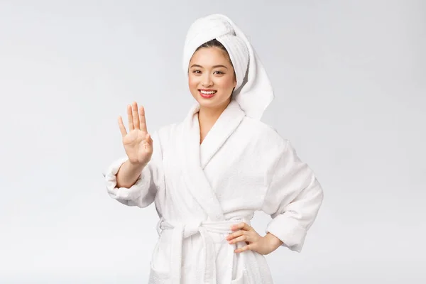 Schoonheid aziatisch meisje die controleert haar huid. huidverzorging. Geïsoleerd over witte achtergrond. — Stockfoto
