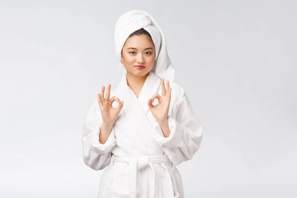 좋은 얼굴 제품에 대 한 아름다움 아시아 여자 확인 제스처입니다. 흰색 배경에 고립. 아름다움과 패션 컨셉. — 스톡 사진