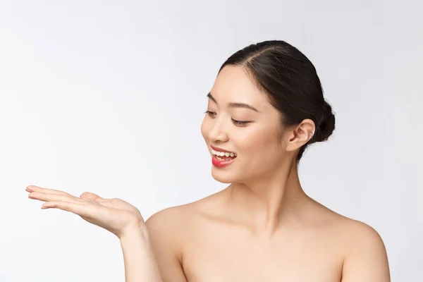 Hermosa mujer sonriente aislada sobre fondo blanco. Primer plano dama retrato buscando feliz . —  Fotos de Stock