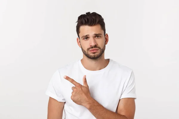 Primer plano retrato de decepcionado joven barbudo estresado en camisa sobre fondo blanco . —  Fotos de Stock