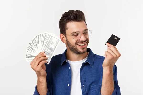 Retrato de un hombre con barba frinada que tiene tarjeta de crédito y muestra dinero en efectivo aislado sobre fondo blanco — Foto de Stock